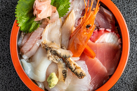 北茨城の食彩太信は地魚ばかりの海鮮丼を贅沢に6種類以上のせています。