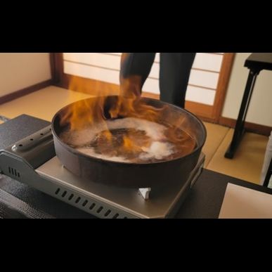 地魚が食べられる。１00％地魚の海鮮しゃぶしゃぶの酒炎鍋　インスタ映えもする。炎が出るまさに火鍋